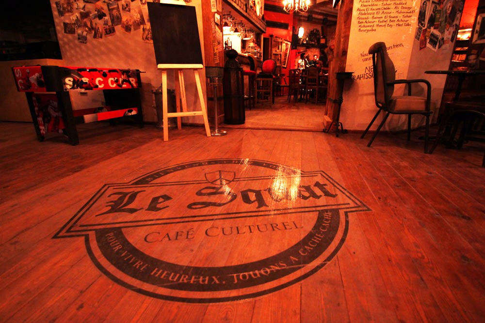 Création d'un logo et d'un vinyle pour un café culturel Le Squat en Tunisie. Décoration intérieure par JA Design